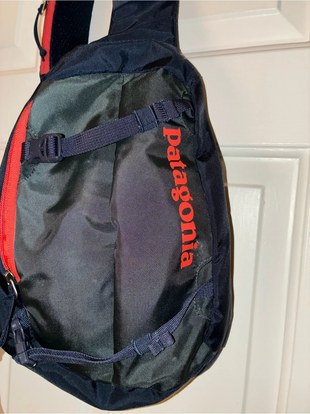 Patagonia Atom Sling 8L crossbody pack in a navy blue